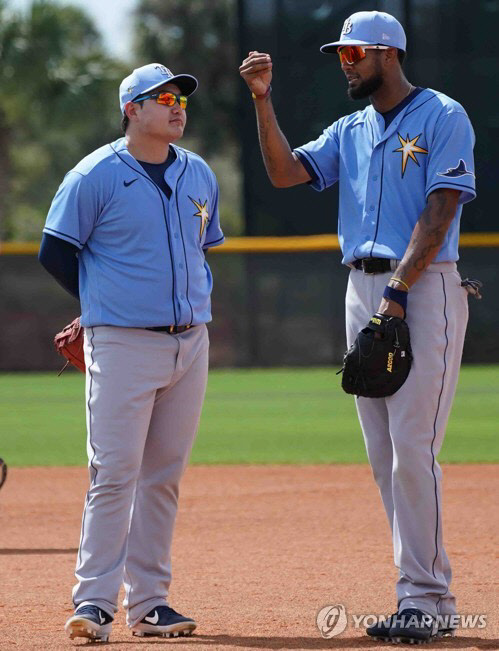 스프링캠프에서 이야기 나누는 최지만과 마르티네스[연합뉴스]